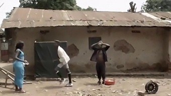 बड़े लंड वाला अफ्रीकी आदमी सफेद महिला को चोदता है।