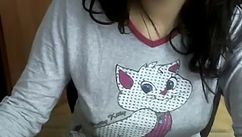 Turkish Cutie Performs Solo Show On Webcam
