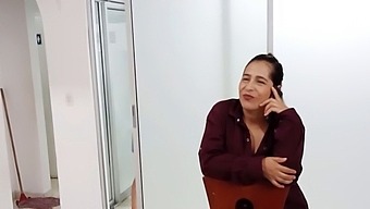 Egy Érett Latina Felfedezi, Hogy Mostohalánya Örömet Szerez Magának A Szeretőjével Folytatott Telefonbeszélgetés Során, És Közbelép