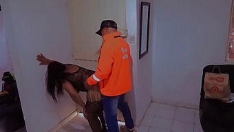 Seksi Spodnje Perilo In Ekshibicionistična Zabava S Srečnim Dostavljavcem