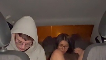 Pierwsze Spotkanie Prawdziwej Amatorki Z Spacerowiczem W Samochodzie (Hd)