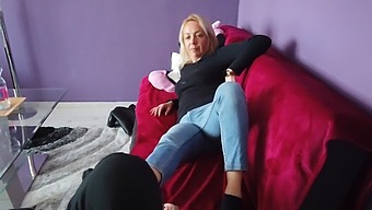 En Blond Bruds Första Erfarenhet Av Fotdyrkan