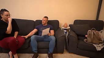 Ženska Z Oblinami Z Veliko Ritjo Gre Na Razgovor Za Službo In Doživi Nepričakovan Užitek