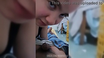 Una Chica Universitaria Recibe Un Facial De Varios Chicos En Una Fiesta. Mira El Video Completo En Mi Cuenta.