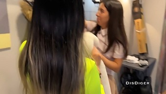 Јавни Тројац Се Претвара У Невероватну Четворку Са Две Задивљујуће Бебе На Кухињском Столу.