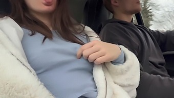 Amatérský Pár V Vánočním Porno Filmu S Hlubokým Hrdlem A Creampie Zakončením